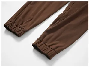 Makro-Detailansicht der elastischen Bündchen an braunen Herren-Freizeit-Jogginghosen