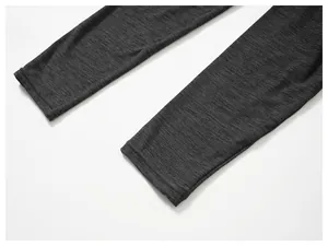 Vue détaillée du poignet de manche et du tissu gris chiné d'un t-shirt de sport