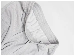 Gros plan sur la taille élastique avec cordon d'un short de sport gris