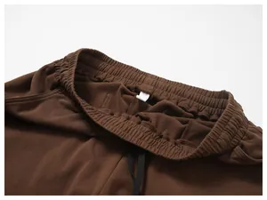 Nahaufnahme des elastischen Bunds an einer braunen Herren-Sport-Jogginghose mit Fleece
