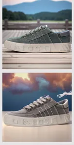 Détail de baskets en toile pour hommes avec semelle épaisse ornée de lettres stylées.