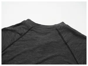 Gros plan sur le col rond renforcé et les coutures des manches raglan du t-shirt de sport