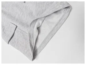 Gros plan détaillé du tissu en molleton gris avec une doublure bouclée de qualité