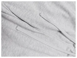 Gros plan sur la texture du tissu gris chiné et le cordon de serrage du short de sport