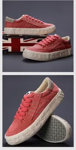 Vue détaillée de baskets en toile rouge pour hommes avec semelle gaufrée