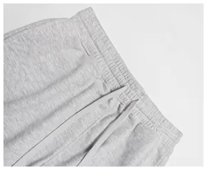 Détail de la taille élastique et du cordon de serrage d'un short de sport gris chiné