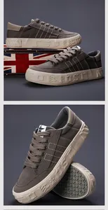 Vue détaillée de baskets en toile pour hommes à semelles épaisses et design à lacets