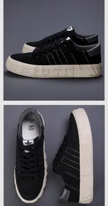 Gros plan sur des baskets en toile noire pour hommes avec semelle beige embossée