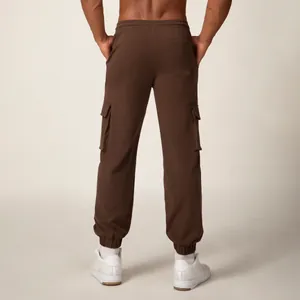 Braune Herren-Cargohose mit Taschen, Gummizug an Taille und Bündchen, Studio-Rückansicht.