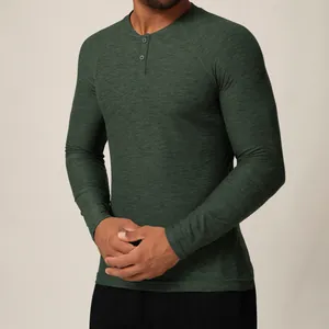 T-shirt de sport à manches longues vert foncé pour homme avec col Henley boutonné