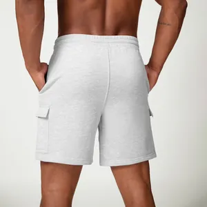 Short cargo de sport gris clair pour homme idéal pour le fitness et la course à pied vue de l'arrière
