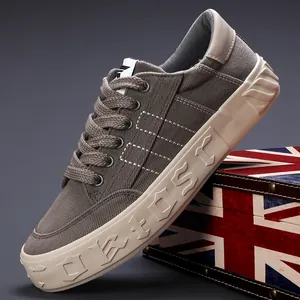 Baskets en toile kaki pour hommes avec semelle beige épaisse et design à lacets chic