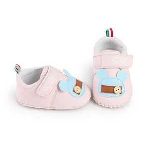 Dettaglio ravvicinato scarpe primi passi rosa per neonati con viso di orso e velcro