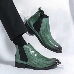 Vista detallada de los botines Chelsea para hombre en piel grabada verde con textura.