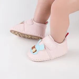 Vista dettagliata delle scarpine primi passi rosa con design Mickey e suola antiscivolo