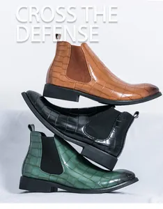 Detalle de botas Chelsea para hombre en cuero grabado en marrón negro y verde