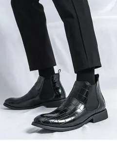 Detalle de botas Chelsea de hombre en cuero negro con relieve de cocodrilo para invierno