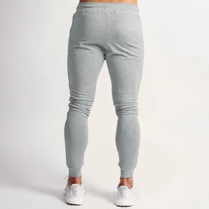 Vista posteriore di pantaloni sportivi grigi slim-fit da uomo con tessuto elasticizzato