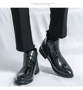 Detalle de botines Chelsea negros para hombre en cuero grabado con suela de EVA.