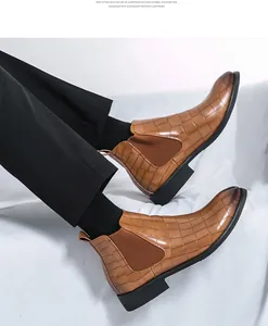 Vista lateral profesional de botas Chelsea de cuero marrón con suela de EVA ligera