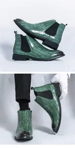 Detalle de botas Chelsea de hombre en cuero repujado verde estilo británico elegante