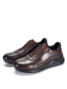 Detailansicht von braunen Leder-Sneakers für Herren mit dicken schwarzen Sohlen
