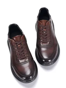 Draufsicht auf braune Herren-Sneaker aus poliertem Leder mit elegantem Schnürdetail