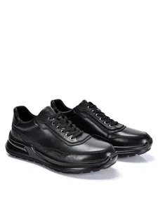 Seitenansicht der schwarzen Herren-Freizeitschuhe aus Leder mit dicker Plateausohle