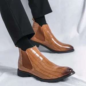 Elegantes botas Chelsea de hombre en cuero grabado cocodrilo con puntera bruñida marrón