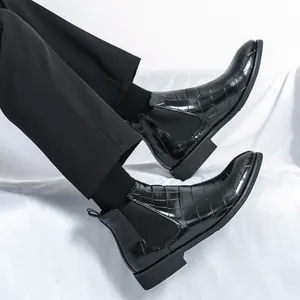 Elegantes botines Chelsea negros para hombre en piel con grabado de cocodrilo y elásticos