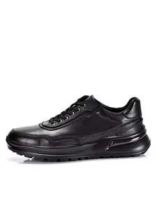 Detailansicht der hochwertigen schwarzen Herren-Sneaker aus Leder mit dicker Sohle