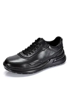 Seitenansicht schwarzer Herren-Freizeitschuhe aus Leder mit dicker Sohle und Schnürung
