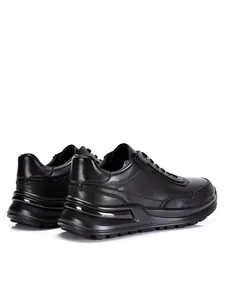 Detaillierte Rückansicht stilvoller schwarzer Ledersneaker mit dicker Sohle und Metallic