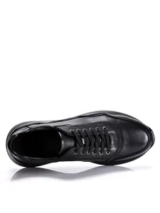 Draufsicht auf schwarze Herren-Leder-Sneaker mit dicker Sohle und Schnürsenkeln
