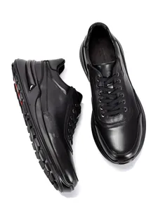 Detailansicht der schwarzen Herren-Leder-Sneaker mit Schnürung und dicker Sohle