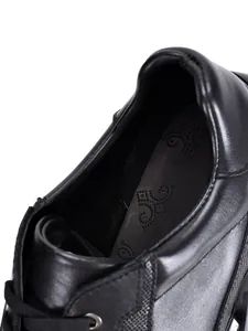 Detailansicht von Schuhkragen und Innensohle eines schwarzen Leder-Herrenschuhs