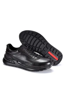 Detailansicht schwarzer Herren-Ledersneaker mit dicker Sohle und Traktionsprofil