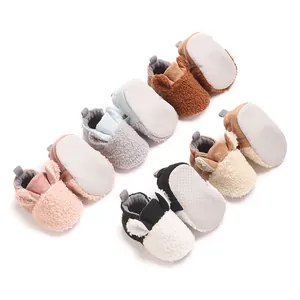 Detail von flauschigen Teddyvlies-Lauflernschuhen in verschiedenen Farben mit Antirutschsohle