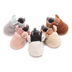 Plüschige Baby-Winterschuhe mit süßen Lamm-Ohren-Designs in verschiedenen Farben.