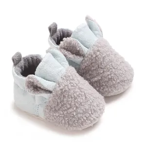 Nahaufnahme von niedlichen Baby-Winterschuhen mit weichem grauem Teddyfleece und Ohrendesign