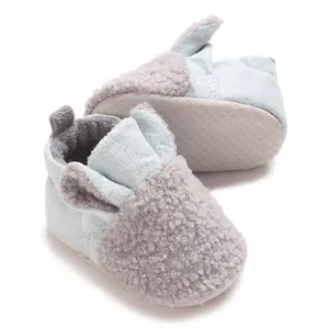 Detailansicht gemütlicher Baby-Winterschuhe mit weichem Teddyvlies und rutschfester Sohle