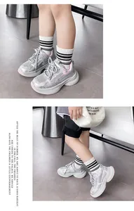 Λεπτομέρεια από γκρι αναπνεύσιμα sneakers με πλέγμα για κορίτσια με ροζ τόνους