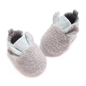 Weiche hellblaue Baby-Lernlaufschuhe mit grauem Teddyvlies und dekorativen Ohren