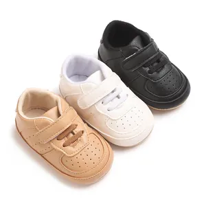 Vista dettagliata di tre paia di scarpe per bambini in pelle PU in beige, bianco e nero.