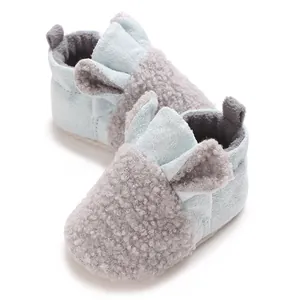 Detailaufnahme der kuscheligen Baby-Winterschuhe mit süßem Hasenohr-Design in Blau