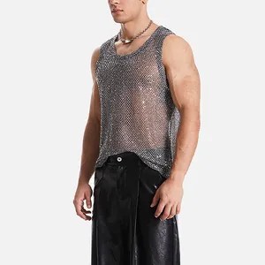 Détail d'un débardeur en maille à paillettes argentées pour hommes pour les soirées club