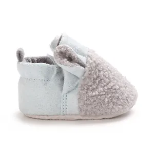 Detailansicht der kuscheligen Fleece-Babystiefel mit niedlichen Plüschtierohren