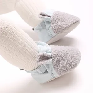 Nahaufnahme von Baby-Lernlaufschuhen mit Plüsch-Teddyvlies und süßen Ohren-Details