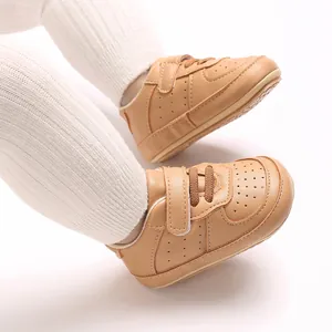 Vista dettagliata di scarpe da camminata per neonati in pelle PU marrone con velcro