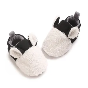 Detailaufnahme von warmen Sherpa Baby Winterschuhen mit einem niedlichen Ohrendesign